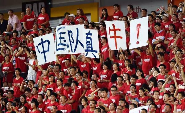 由萨姆;门德斯执导，乔治;麦凯和迪恩-查尔斯;查普曼领衔主演